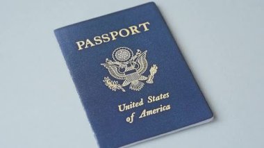 Seyahat, uçmak ve iş yapmak için ABD pasaportu. ABD belgesi, sınırı geçmek için kimlik