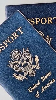 Seyahat, uçmak ve iş yapmak için ABD pasaportu. ABD belgesi, sınırı geçmek için kimlik