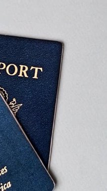 Seyahat, uçmak ve iş yapmak için ABD pasaportu. ABD belgesi, sınırı geçmek için kimlik