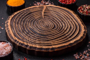 Tahta kesme tahtası mutfakta yemek pişirmek için bir zemin gibi boş. Düz döşeme, boşluk kopyalama tuz ve baharatla kesme tahtası