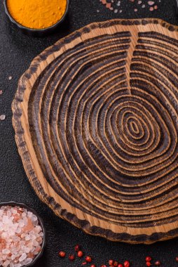 Tahta kesme tahtası mutfakta yemek pişirmek için bir zemin gibi boş. Düz döşeme, boşluk kopyalama tuz ve baharatla kesme tahtası