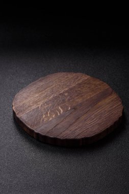 Tahta kesme tahtası mutfakta yemek pişirmek için bir zemin gibi boş. Düz döşeme, boşluk kopyalama tuz ve baharatla kesme tahtası