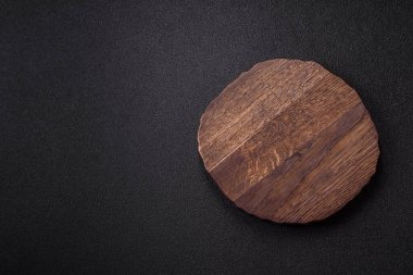 Tahta kesme tahtası mutfakta yemek pişirmek için bir zemin gibi boş. Düz döşeme, boşluk kopyalama tuz ve baharatla kesme tahtası