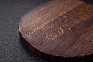 Tahta kesme tahtası mutfakta yemek pişirmek için bir zemin gibi boş. Düz döşeme, boşluk kopyalama tuz ve baharatla kesme tahtası