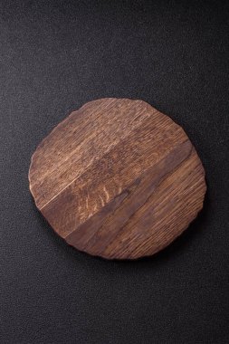 Tahta kesme tahtası mutfakta yemek pişirmek için bir zemin gibi boş. Düz döşeme, boşluk kopyalama tuz ve baharatla kesme tahtası