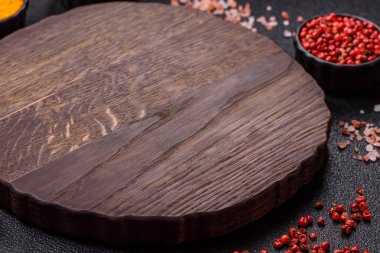 Tahta kesme tahtası mutfakta yemek pişirmek için bir zemin gibi boş. Düz döşeme, boşluk kopyalama tuz ve baharatla kesme tahtası