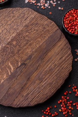 Tahta kesme tahtası mutfakta yemek pişirmek için bir zemin gibi boş. Düz döşeme, boşluk kopyalama tuz ve baharatla kesme tahtası