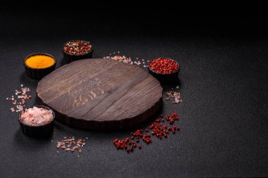 Tahta kesme tahtası mutfakta yemek pişirmek için bir zemin gibi boş. Düz döşeme, boşluk kopyalama tuz ve baharatla kesme tahtası