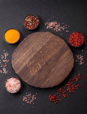 Tahta kesme tahtası mutfakta yemek pişirmek için bir zemin gibi boş. Düz döşeme, boşluk kopyalama tuz ve baharatla kesme tahtası