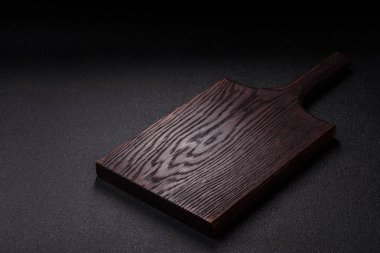 Tahta kesme tahtası mutfakta yemek pişirmek için bir zemin gibi boş. Düz döşeme, boşluk kopyalama tuz ve baharatla kesme tahtası