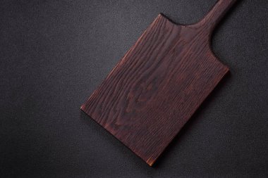 Tahta kesme tahtası mutfakta yemek pişirmek için bir zemin gibi boş. Düz döşeme, boşluk kopyalama tuz ve baharatla kesme tahtası