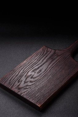 Tahta kesme tahtası mutfakta yemek pişirmek için bir zemin gibi boş. Düz döşeme, boşluk kopyalama tuz ve baharatla kesme tahtası