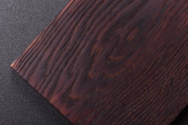 Tahta kesme tahtası mutfakta yemek pişirmek için bir zemin gibi boş. Düz döşeme, boşluk kopyalama tuz ve baharatla kesme tahtası