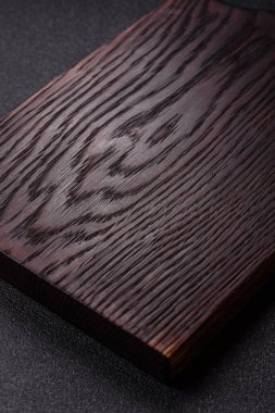 Tahta kesme tahtası mutfakta yemek pişirmek için bir zemin gibi boş. Düz döşeme, boşluk kopyalama tuz ve baharatla kesme tahtası