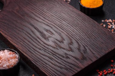 Tahta kesme tahtası mutfakta yemek pişirmek için bir zemin gibi boş. Düz döşeme, boşluk kopyalama tuz ve baharatla kesme tahtası