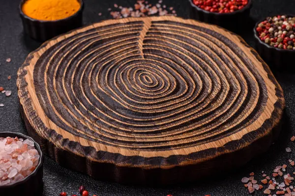 Tahta kesme tahtası mutfakta yemek pişirmek için bir zemin gibi boş. Düz döşeme, boşluk kopyalama tuz ve baharatla kesme tahtası