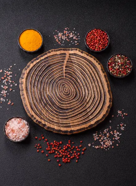 Tahta kesme tahtası mutfakta yemek pişirmek için bir zemin gibi boş. Düz döşeme, boşluk kopyalama tuz ve baharatla kesme tahtası