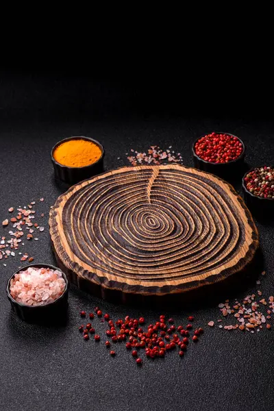 Tahta kesme tahtası mutfakta yemek pişirmek için bir zemin gibi boş. Düz döşeme, boşluk kopyalama tuz ve baharatla kesme tahtası