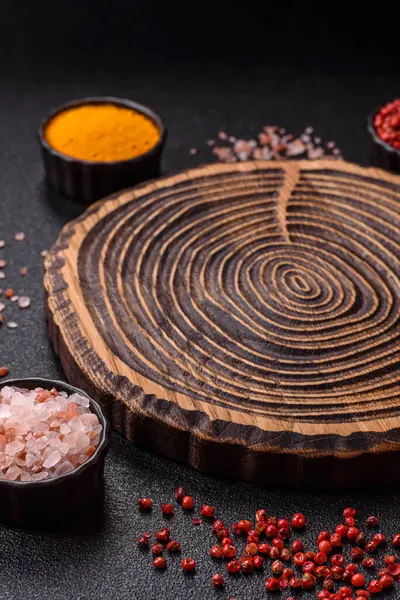 Tahta kesme tahtası mutfakta yemek pişirmek için bir zemin gibi boş. Düz döşeme, boşluk kopyalama tuz ve baharatla kesme tahtası