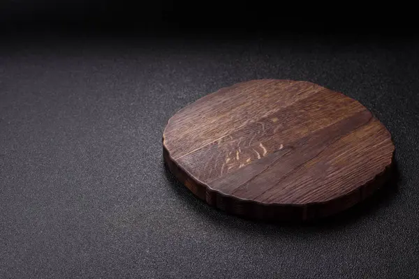 Tahta kesme tahtası mutfakta yemek pişirmek için bir zemin gibi boş. Düz döşeme, boşluk kopyalama tuz ve baharatla kesme tahtası