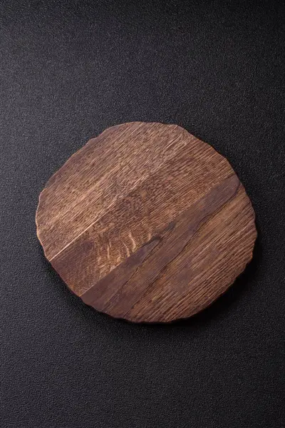 Tahta kesme tahtası mutfakta yemek pişirmek için bir zemin gibi boş. Düz döşeme, boşluk kopyalama tuz ve baharatla kesme tahtası