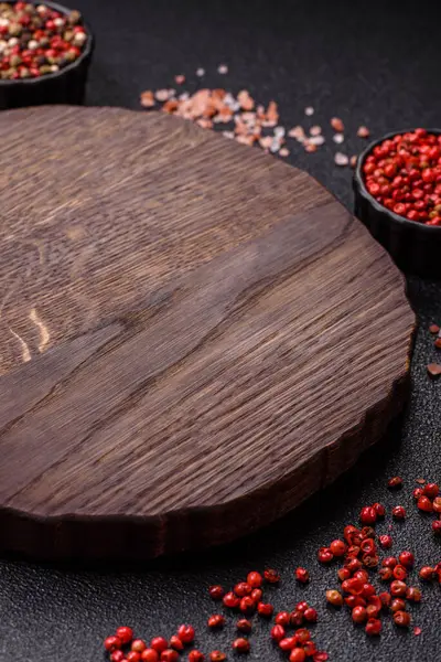 Tahta kesme tahtası mutfakta yemek pişirmek için bir zemin gibi boş. Düz döşeme, boşluk kopyalama tuz ve baharatla kesme tahtası