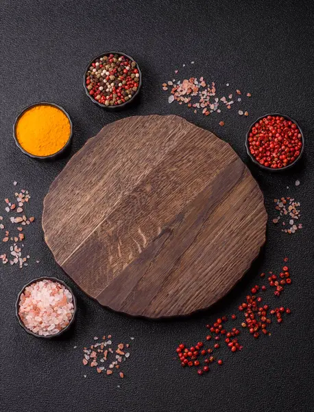Tahta kesme tahtası mutfakta yemek pişirmek için bir zemin gibi boş. Düz döşeme, boşluk kopyalama tuz ve baharatla kesme tahtası