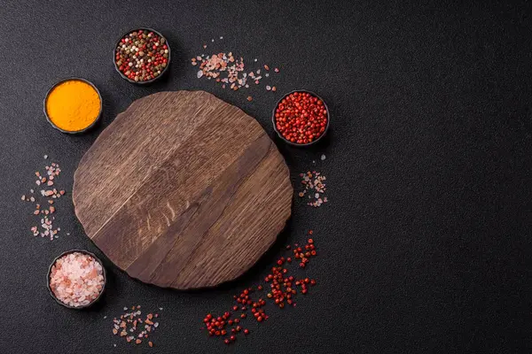 Tahta kesme tahtası mutfakta yemek pişirmek için bir zemin gibi boş. Düz döşeme, boşluk kopyalama tuz ve baharatla kesme tahtası