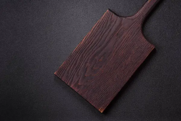 Tahta kesme tahtası mutfakta yemek pişirmek için bir zemin gibi boş. Düz döşeme, boşluk kopyalama tuz ve baharatla kesme tahtası