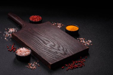 Tahta kesme tahtası mutfakta yemek pişirmek için bir zemin gibi boş. Düz döşeme, boşluk kopyalama tuz ve baharatla kesme tahtası