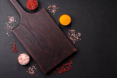 Tahta kesme tahtası mutfakta yemek pişirmek için bir zemin gibi boş. Düz döşeme, boşluk kopyalama tuz ve baharatla kesme tahtası