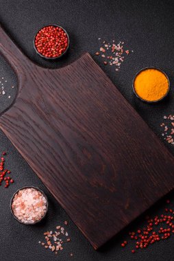 Tahta kesme tahtası mutfakta yemek pişirmek için bir zemin gibi boş. Düz döşeme, boşluk kopyalama tuz ve baharatla kesme tahtası