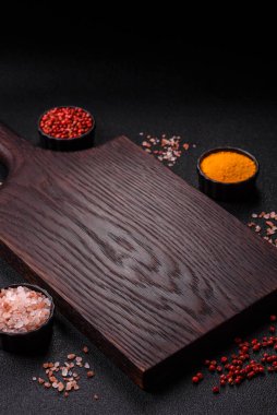 Tahta kesme tahtası mutfakta yemek pişirmek için bir zemin gibi boş. Düz döşeme, boşluk kopyalama tuz ve baharatla kesme tahtası