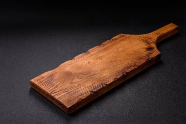 Tahta kesme tahtası mutfakta yemek pişirmek için bir zemin gibi boş. Düz döşeme, boşluk kopyalama tuz ve baharatla kesme tahtası