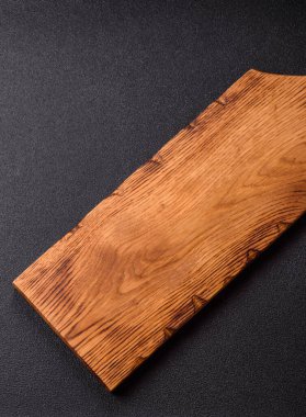 Tahta kesme tahtası mutfakta yemek pişirmek için bir zemin gibi boş. Düz döşeme, boşluk kopyalama tuz ve baharatla kesme tahtası