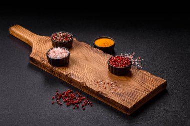 Tahta kesme tahtası mutfakta yemek pişirmek için bir zemin gibi boş. Düz döşeme, boşluk kopyalama tuz ve baharatla kesme tahtası