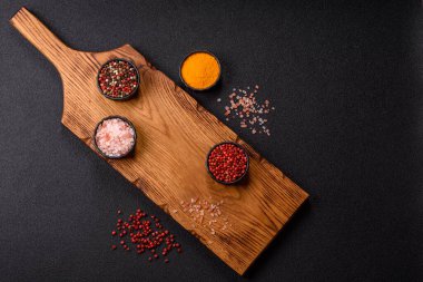 Tahta kesme tahtası mutfakta yemek pişirmek için bir zemin gibi boş. Düz döşeme, boşluk kopyalama tuz ve baharatla kesme tahtası