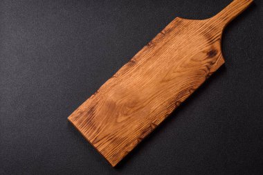 Tahta kesme tahtası mutfakta yemek pişirmek için bir zemin gibi boş. Düz döşeme, boşluk kopyalama tuz ve baharatla kesme tahtası