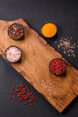 Tahta kesme tahtası mutfakta yemek pişirmek için bir zemin gibi boş. Düz döşeme, boşluk kopyalama tuz ve baharatla kesme tahtası