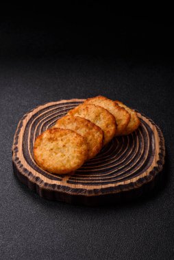 Patates kızartması, soğanlı bir yemek, börek şeklinde lahana. Sebzeli sağlıklı kahvaltı.