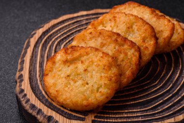 Patates kızartması, soğanlı bir yemek, börek şeklinde lahana. Sebzeli sağlıklı kahvaltı.