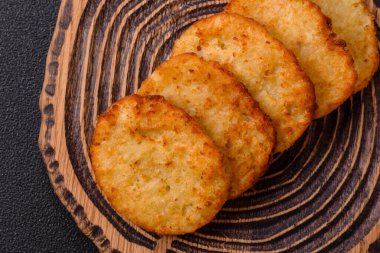 Patates kızartması, soğanlı bir yemek, börek şeklinde lahana. Sebzeli sağlıklı kahvaltı.