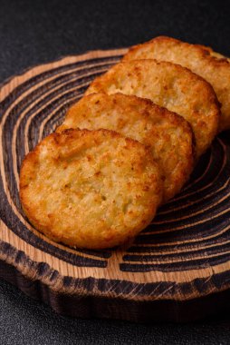 Patates kızartması, soğanlı bir yemek, börek şeklinde lahana. Sebzeli sağlıklı kahvaltı.
