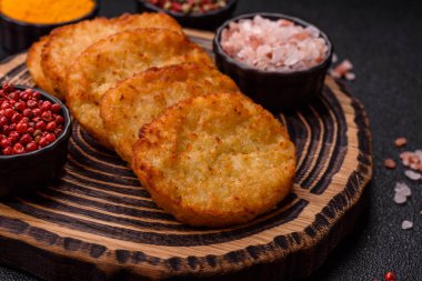 Patates kızartması, soğanlı bir yemek, börek şeklinde lahana. Sebzeli sağlıklı kahvaltı.