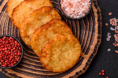 Patates kızartması, soğanlı bir yemek, börek şeklinde lahana. Sebzeli sağlıklı kahvaltı.