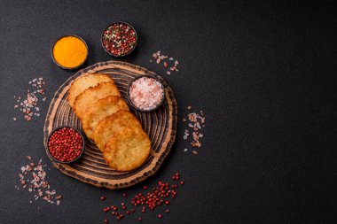 Patates kızartması, soğanlı bir yemek, börek şeklinde lahana. Sebzeli sağlıklı kahvaltı.