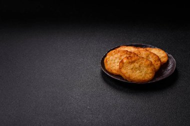 Patates kızartması, soğanlı bir yemek, börek şeklinde lahana. Sebzeli sağlıklı kahvaltı.