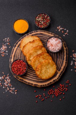 Patates kızartması, soğanlı bir yemek, börek şeklinde lahana. Sebzeli sağlıklı kahvaltı.