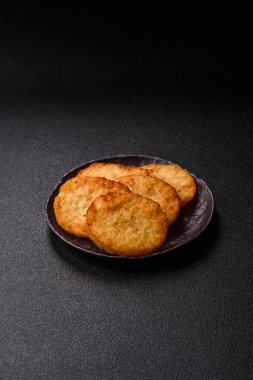 Patates kızartması, soğanlı bir yemek, börek şeklinde lahana. Sebzeli sağlıklı kahvaltı.