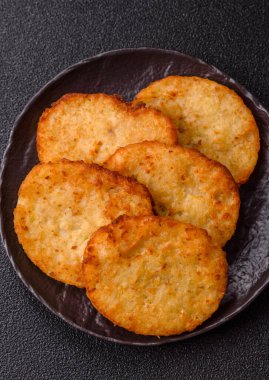 Patates kızartması, soğanlı bir yemek, börek şeklinde lahana. Sebzeli sağlıklı kahvaltı.